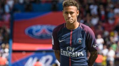 Paris (France), 05/08/2017.- Brazilian striker Neymar Jr during his official presentation to the public as PSG player prior to the French Ligue 1 soccer match between Paris Saint-Germain (PSG) and Amiens SC at the Parc des Princes stadium in Paris, France, 05 August 2017. (Brasil, Francia) EFE/EPA/CHRISTOPHE PETIT TESSON