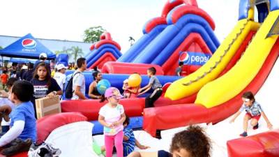 Saltarines, juegos mecánicos y paseos a caballo fueron disfrutados por los niños durante todo el sábado.