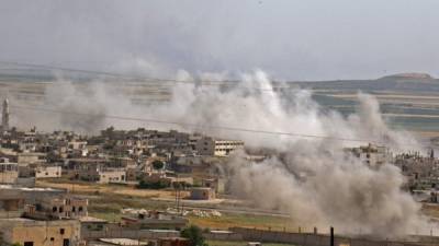 Columnas de humo que se elevan tras el bombardeo de las fuerzas del gobierno sirio en la ciudad de Khan Sheikhun. AFP