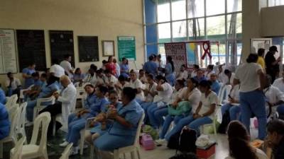 Personal médico participa en una asamblea informativa en San Pedro Sula.