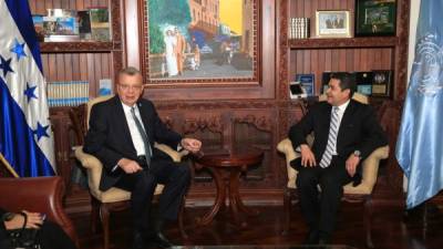 El director del UNODC, Yuri Fedotov, durante la reunión con el presidente Juan Orlando Hernández.