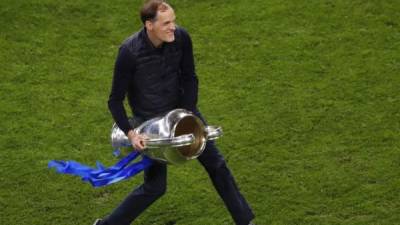 El alemán Tuchel alza la 'orejona' en Oporto. Fotografía: EFE