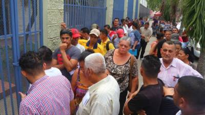 Decenas de aportantes acuden a la regional del RAP en San Pedro Sula. Fotos: Amílcar Izaguirre