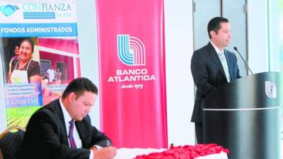 Reynaldo Ramírez, representante de Banco Atlántida, y Francisco Fortín, gerente de Confianza, sellaron la alianza que permitirá a los pequeños negocios tener mayor acceso a créditos.