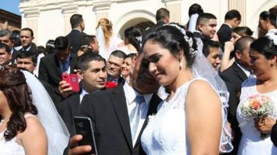 Tras el acto religioso, los nuevos matrimonios se desplazaron al exseminario metropolitano de la capital para brindar y festejar su enlace.