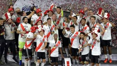 El momento en el que los jugadores del River Plate levantan el trofeo de campeones de la Supercopa Argentina.