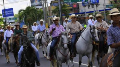 Los jinetes montando hermosos caballos cautivaron a los sampedranos.