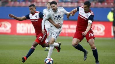 Bryan Acosta y su compañero Matt Hedges marcando al español Carles Gil del New England Revolution. Foto USA Today