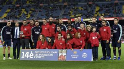 Los jugadores y cuerpo técnico del Barcelona posaron con los impulsores de los 'Relatos Solidarios del Deporte', este año apadrinados por el técnico azulgrana Ernesto Valverde y que tienen como beneficiaria la ONG de Óscar Camps.