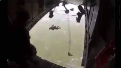 Circula en redes impactante video donde se aprecia a militares mexicanos realizar ejercicios de salto cuando uno de ellos, al lanzarse al vacío, sucede lo inesperado. Foto YouTube