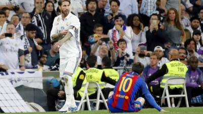 Ramos fue expulsado tras una dura entrada sobre Messi. FOTO EFE/Juan Carlos Hidalgo