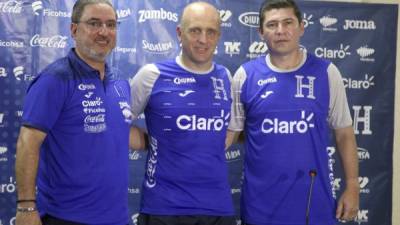 De izquierda a derecha: Gerardo Ramos (gerente de la H), junto a Fabián Coito y su nuevo asistente técnico, Arnold Cruz. Foto Jorge González.