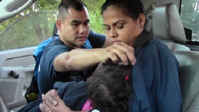 Honduran Cintia Suyapa Zelaya carries her baby girl Valentina while begging for money along the 'Fuerzas Armadas' boulevard on the eve of Mother's Day, in Tegucigalpa, on May 9, 2020, amid the new coronavirus pandemic. - Suyapa Zelaya, 24, admits she violates the curfew imposed by the government in the fight against the new coronavirus because she has to beg for money to eat. (Photo by ORLANDO SIERRA / AFP)