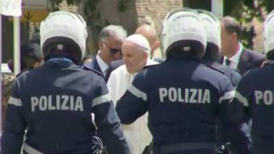 El Papa Francisco a su salida del hospital esta mañana./EFE.
