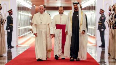 El Papa Francisco fue recibido por el príncipe heredero de Abu Dabi, Mohammed bin Zayed, a su llegada a los Emiratos./AFP.