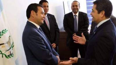 Jimmy Morales, presidente de Guatemala (izquierda), y Juan Orlando Hernández, presidente de Honduras (derecha).