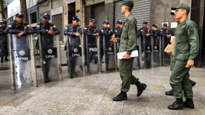 Militares y policías resguardan el Congreso venezolano impidiendo el acceso a los diputados opositores./AFP.