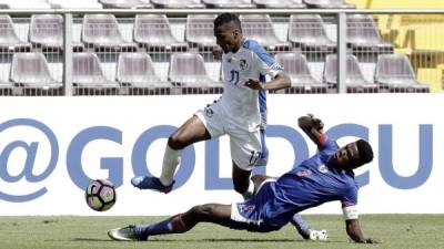 Leandro Ávila de Panamá lleva la marca de Odilon Jerome de Haití en el juego que ganaron ayer los canaleros.