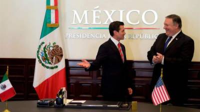 Fotografía cedida por la Presidencia de México, del mandatario mexicano Enrique Peña Nieto (i), durante una reunión con el secretario de Estado estadounidense, Mike Pompeo ayer viernes en Ciudad de México (México).