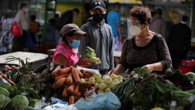 Una mujer compra alimentos en un mercado de Tegucigalpa (Honduras). EFE