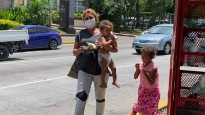 Brenda Susana Toro, afectada por las tormentas Eta y Iota, ahora intenta sobrevivir apelando a la bondad de los conductores que circulan por la avenida Circunvalación.