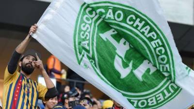 En los estadios de Brasil han rendido homenajes al Chapecoense. Foto AFP