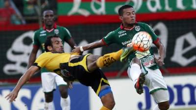 Nicolás Cardozo dispita el balón con Carlos Perdomo. Foto Neptalí Romero