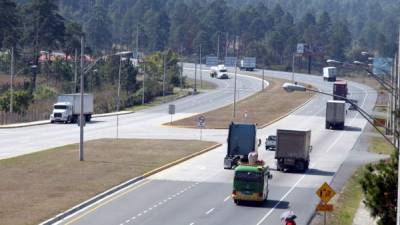 Las nuevas carreteras no están diseñadas para vehículos de siete ejes. Foto: Andro Rodríguez.