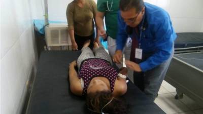 Una de las víctimas recibe atención en el Hospital Materno Infantil.