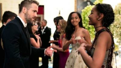 Las hijas del presidente Obama, Malia y Sasha, junto al actor Ryan Reynolds.