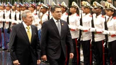 El presidente Juan Orlando Hernández durante su recibimiento en Cuba, junto con el mandatario cubano, Raúl Castro.