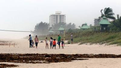 A pesar de los fuertes vientos, muchas personas han salido a jugar en las playas de Boca Ratón, Florida.