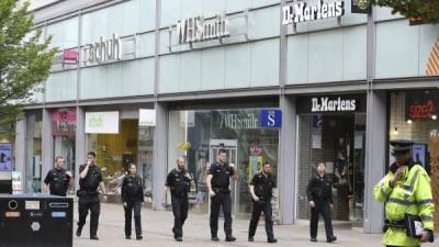 Policías británicos caminan junto al centro comercial Arndale cerca del MEN Arena en Manchester este 23 de mayo. EFE