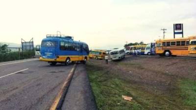 A la altura de Comayagua, región central de Honduras, unidades de transporte obstaculizan la carretera CA-5.