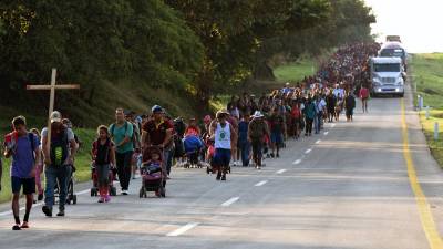 La caravana de migrantes avanza lentamente por el sur de México.