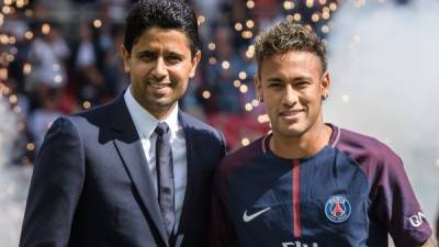 Nasser Al-Khelaifi es el presidente del PSG que llevó a Neymar al club galo y hoy se le mete nuevamente al Barcelona. FOTO EFE.