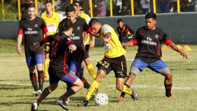 Edder Delgado es marcado por la defensa del equipo Río Lindo. Foto Neptalí Romero