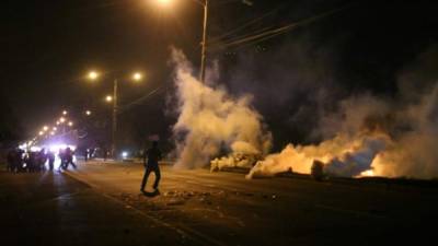 Elementos de la Policía Nacional despejaron a los protestantes con gases lacrimógenos.