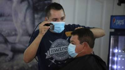 Un hombre corta pelo en una barbería este miércoles en Tegucigalpa. EFE