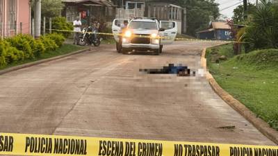 El cuerpo quedó en el pavimento de una de las calles del barrio Las Crucitas.