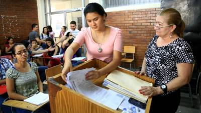 Estudiante de la clase de Medio Ambiente dialoga con la docente Suyapa Villatoro, jefa de la carrera de Biología.