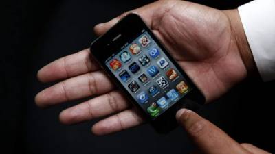 Un usuario navega desde su dispositivo móvil por las diferentes aplicaciones.