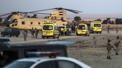 Ambulancias egipcias transportaron los cadáveres de las víctimas de un accidente de avión de pasajeros ruso en la península del Sinaí, Egipto.