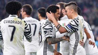 TUR09. TURÍN (ITALIA), 14/03/2017.- El jugador Paulo Dybala (d) de Juventus celebra un gol con su compañero Dani Alves (i), ante Porto hoy, martes 14 de marzo de 2017, durante un partido de los octavos de final de la Liga de Campeones UEFA entre Juventus FC y FC Porto en el estadio Juventus en Turín (Italia). EFE/ALESSANDRO DI MARCO