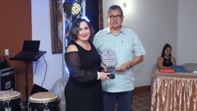 José Carballo recibiendo un reconocimiento a su ardua carrera al frente del JTR.