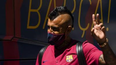 Arturo Vidal a la llegada de la expedición del Barcelona a Lisboa. Foto AFP