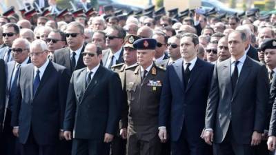 El féretro del expresidente egipcio, Hosni Mubarak, fallecido a los 91 años, llegó en helicóptero a la mezquita del Mariscal Tantaui, a las afueras de El Cairo, poco antes del rezo musulmán del mediodía.