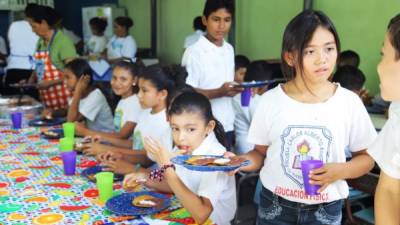 Los padres de familia del centro de educación básica Carlos Alberto Rivera Ramos, en la colonia Central del sector Rivera Hernández, construyeron una cocina-comedor para la preparación de alimentos con ayuda de la empresa privada y algunos ecofogones entregados a través del despacho de la primera dama.