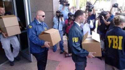 Momento en que oficiales del FBI allanan oficina de Media World en Miami.