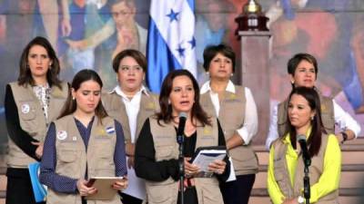 La primera dama de Honduras, Ana García de Hernández, habla en una conferencia de prensa. Foto tomada de Casa Presidencial.